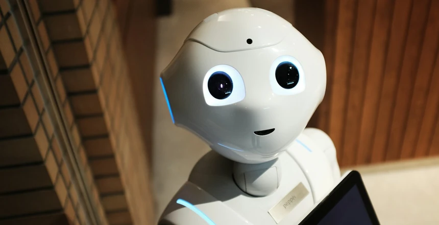 Rede interconectada de agentes autônomos de inteligência artificial colaborando em tarefas corporativas