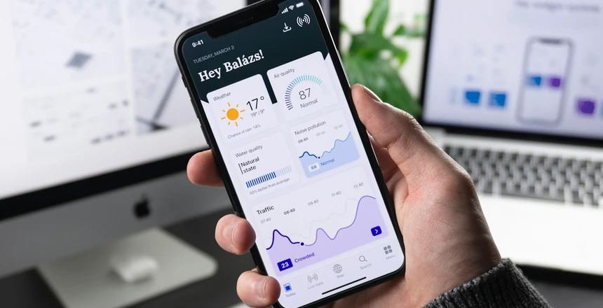 Smartphone exibindo interface de aplicativo corporativo personalizado com métricas e serviços integrados