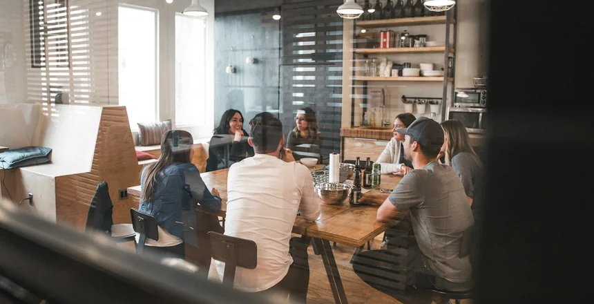 Como avaliações online influenciam a decisão de compra — CONEXUS Marketing Digital
