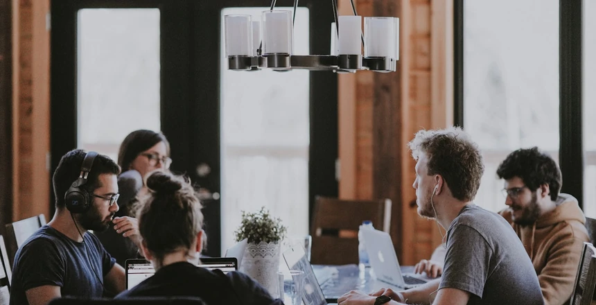 Reunião estratégica entre diretoria de empresa e consultores de agência de marketing digital de alta performance