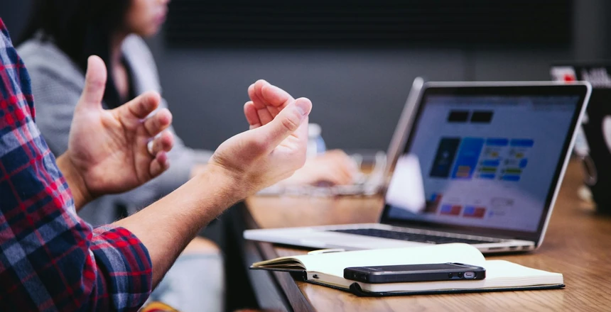 Líderes empresariais integrando ferramentas de inteligência artificial em planejamento estratégico corporativo