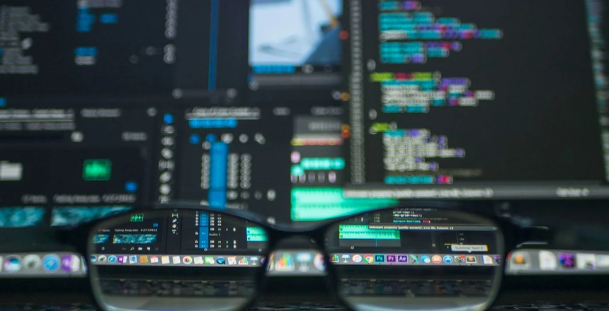 Fusão conceitual entre interfaces de inteligência artificial generativa e arquitetura de website corporativo de alta tecnologia
