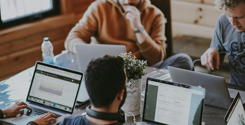 Por que consistência de marca aumenta confiança — CONEXUS Marketing Digital