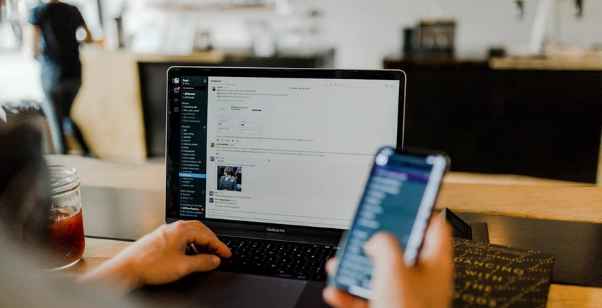 Cadeado digital blindado e escudo de cibersegurança protegendo servidor web e dados corporativos