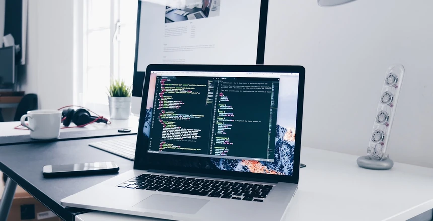 Estrutura técnica de código limpo com marcações semânticas de SEO e validação Schema.org