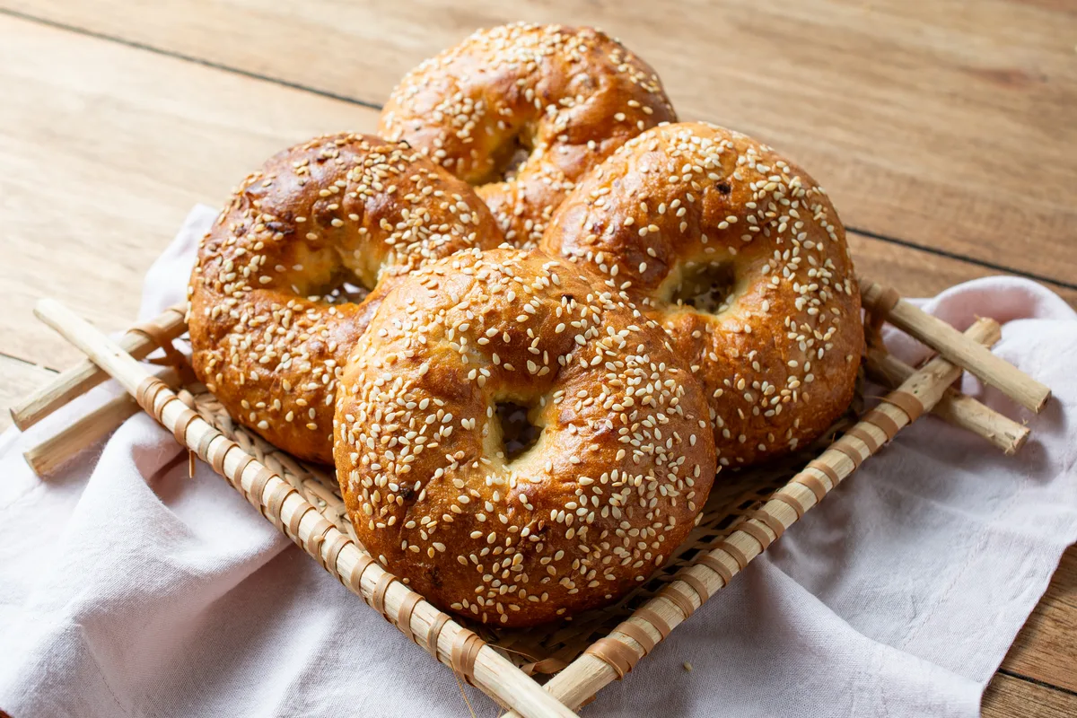 Bagel de Cebola e Provolone da Sphair Ateliê de Pães no CuritiPão 2026 em Curitiba